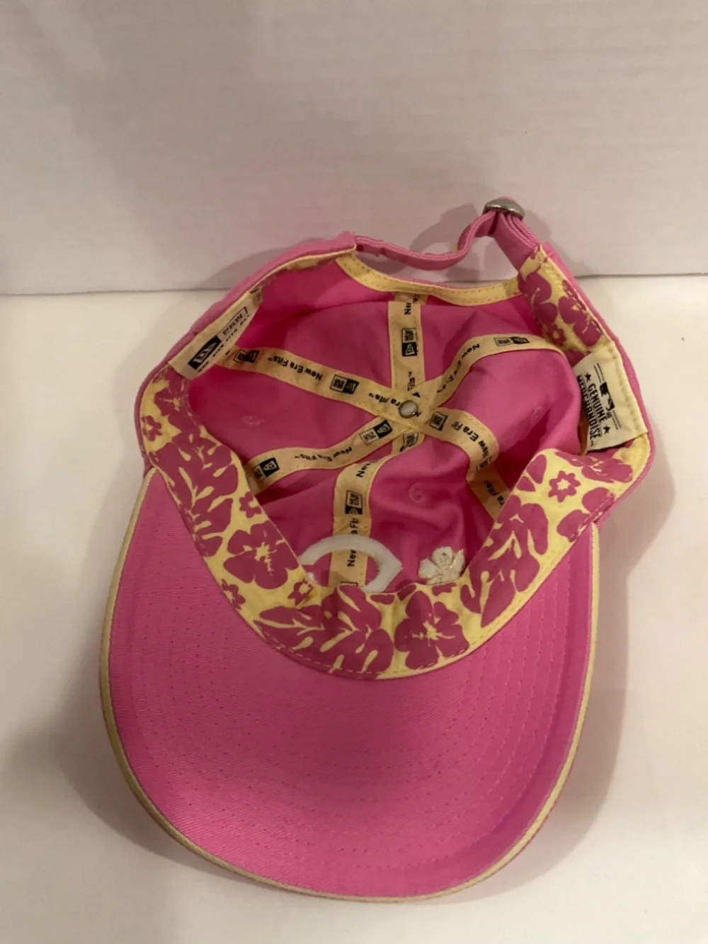 New Era Cincinnati Reds Pink Gold Clover Adjustable Youth Hat. Pre Owned